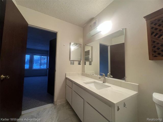 27915 Berrywood Lane 70, Farmington, MI 48334