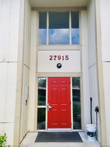 27915 Berrywood Lane 70, Farmington, MI 48334