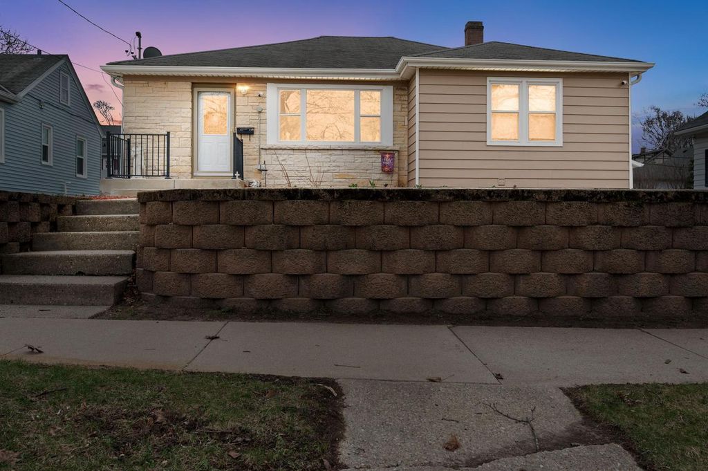 310 Hyde Park AVENUE, Waukesha, WI 53188