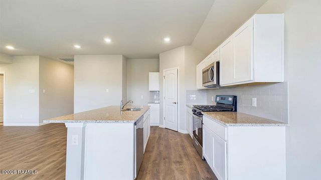 222 Crest Cove Drive, Maurice, LA 70555