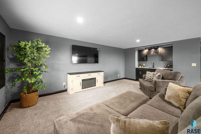 330 Taylor Dr, Tea, SD 57064