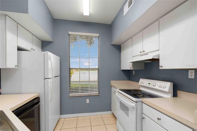 9262 LAKE CHASE ISLAND WAY, Tampa, FL 33626