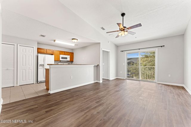 5201 PLAYPEN Drive 8-11, Jacksonville, FL 32210