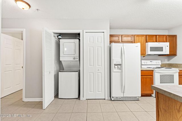 5201 PLAYPEN Drive 8-11, Jacksonville, FL 32210