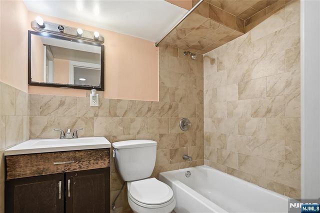 17 E Johnson Avenue, Bergenfield, NJ 07621