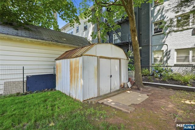 17 E Johnson Avenue, Bergenfield, NJ 07621