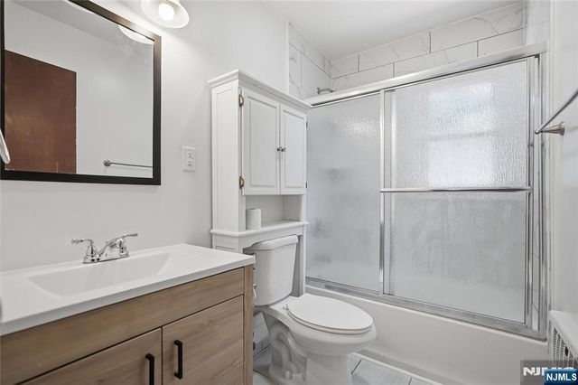 17 E Johnson Avenue, Bergenfield, NJ 07621