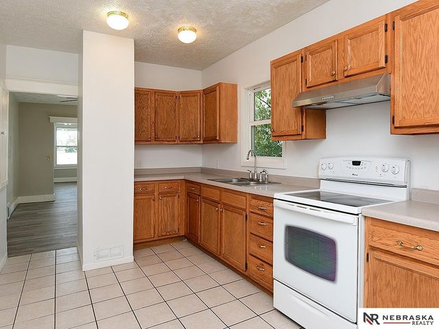 2414 N 45th Street, Omaha, NE 68104
