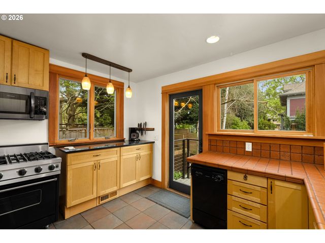 2220 Ne CLACKAMAS St, Portland, OR 97232