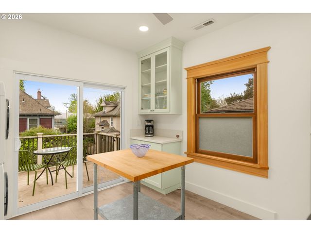 2220 Ne CLACKAMAS St, Portland, OR 97232