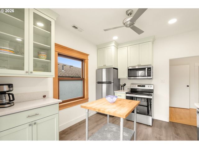 2220 Ne CLACKAMAS St, Portland, OR 97232