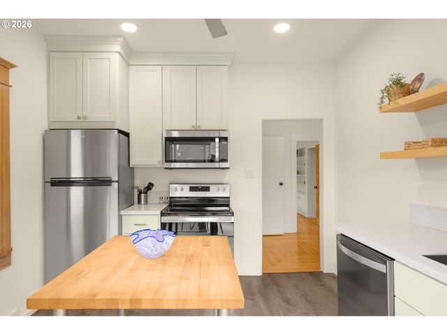 2220 Ne CLACKAMAS St, Portland, OR 97232