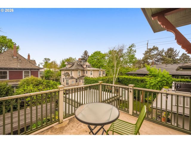 2220 Ne CLACKAMAS St, Portland, OR 97232