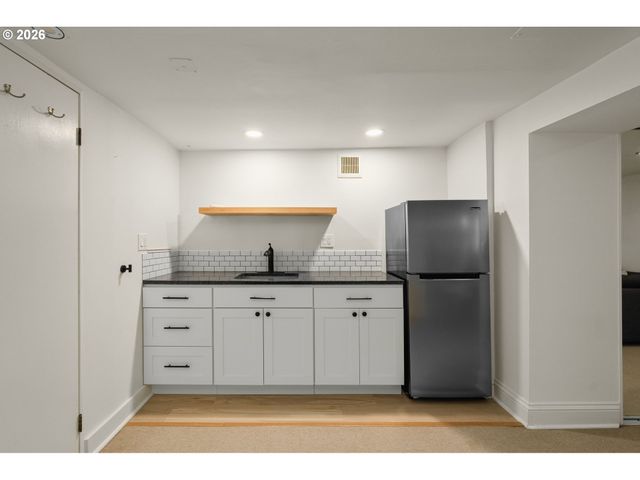 2220 Ne CLACKAMAS St, Portland, OR 97232