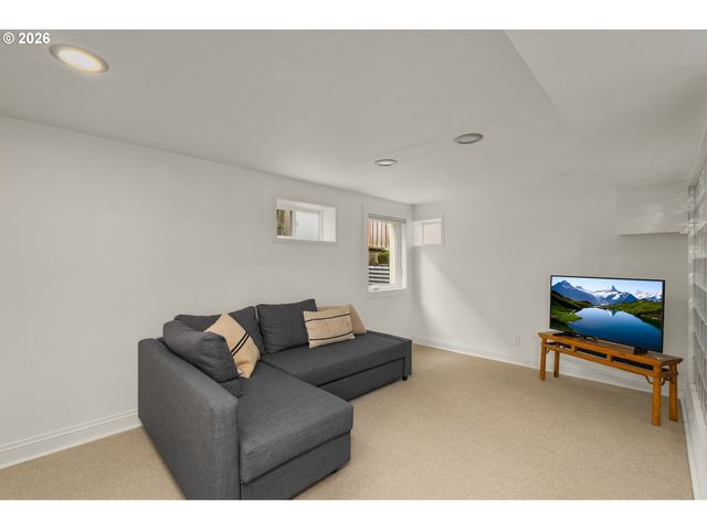 2220 Ne CLACKAMAS St, Portland, OR 97232