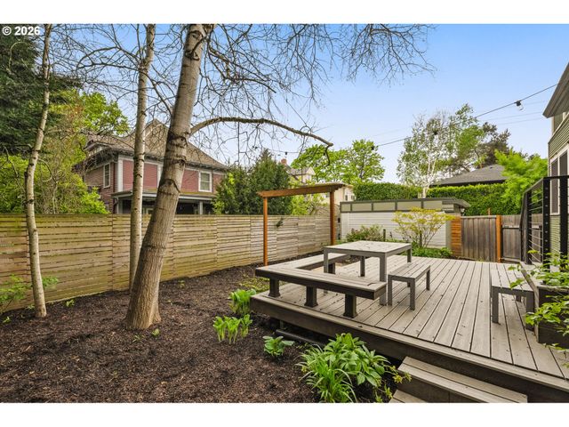 2220 Ne CLACKAMAS St, Portland, OR 97232