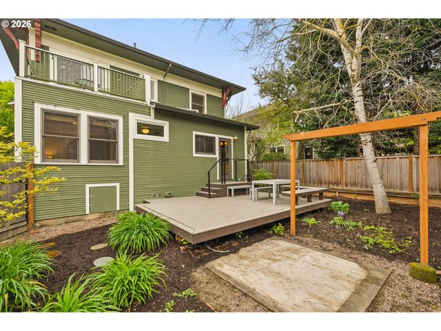 2220 Ne CLACKAMAS St, Portland, OR 97232