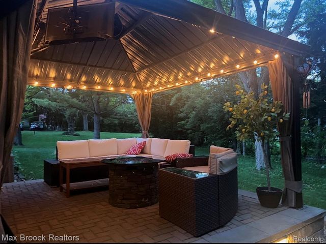 31034 Berryhill Street, Farmington Hills, MI 48331