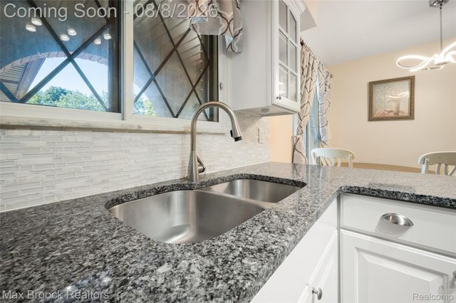 31034 Berryhill Street, Farmington Hills, MI 48331