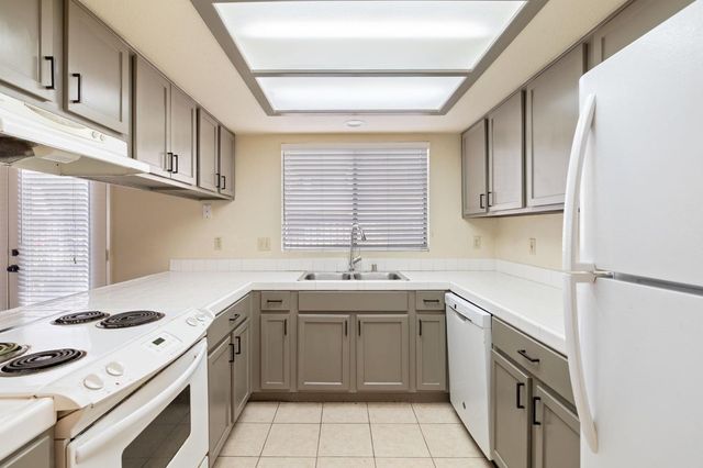7675 N 1st St #136, Fresno, CA 93720