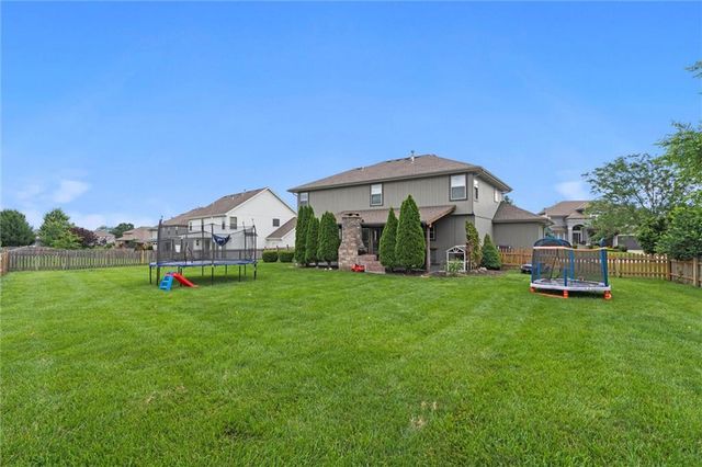 514 NE Viewpark Drive, Lee's Summit, MO 64086