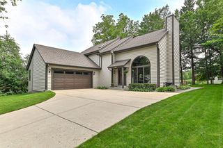 10425 W Pine Ridge ROAD, Greenfield, WI 53228