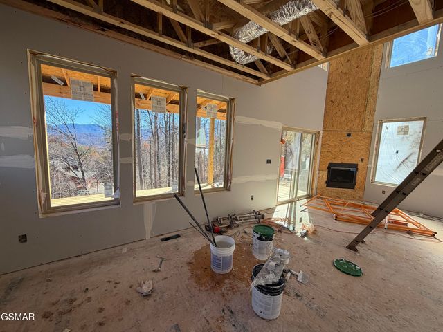 916 Smoky Ct, Gatlinburg, TN 37738