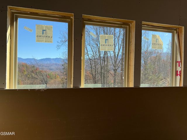 916 Smoky Ct, Gatlinburg, TN 37738