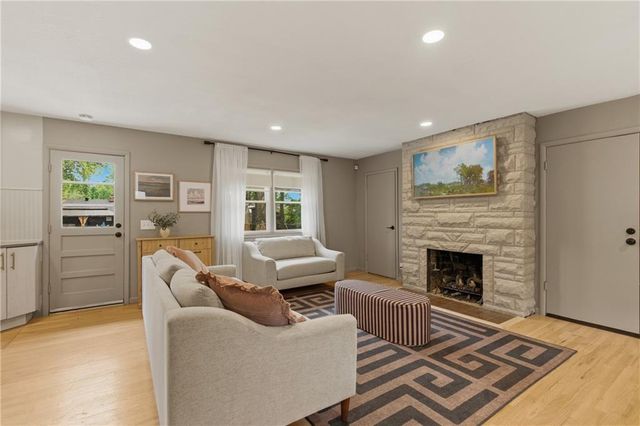 927 W 20th Terrace, Lawrence, KS 66046