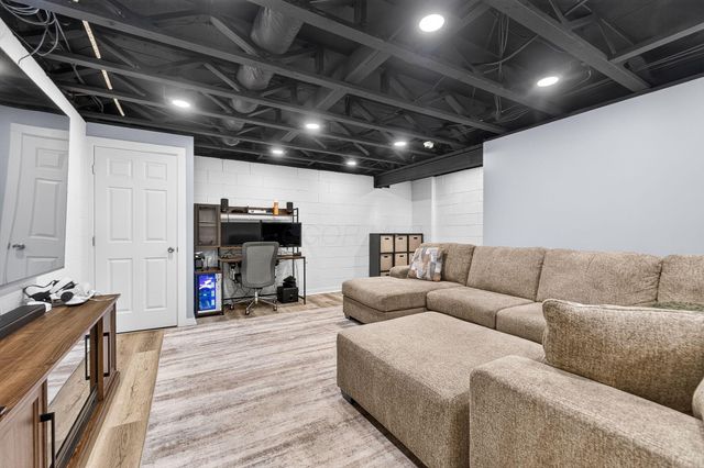 807 Holly Farms Drive, Blacklick, OH 43004