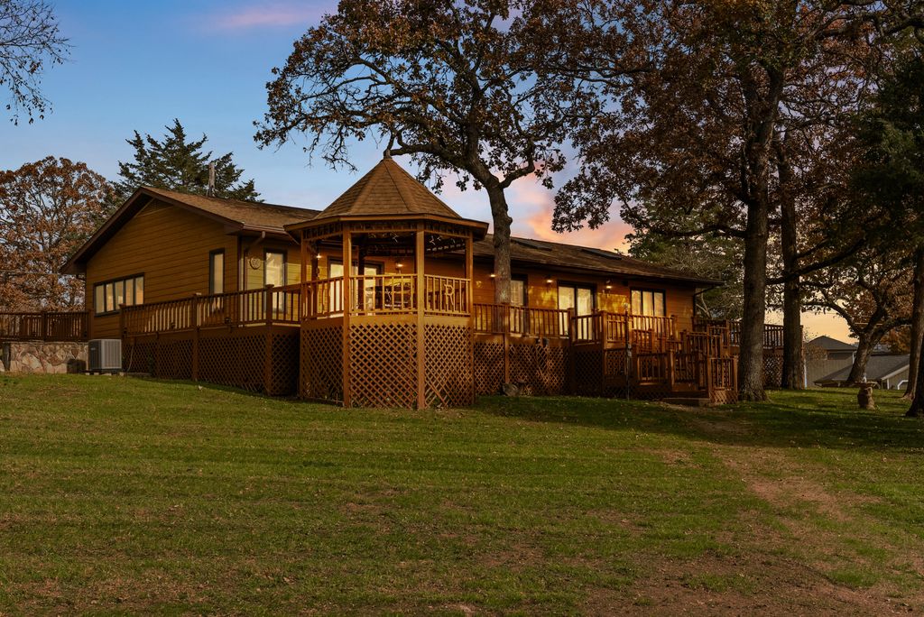 379 Navajo Trail, Kimberling City, MO 65686