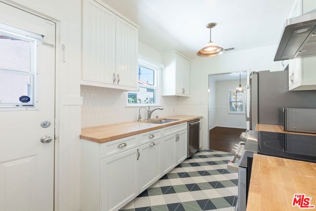 11350 Albata Street, Los Angeles, CA 90049