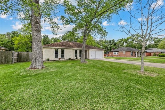 78 Shady Oak Court, Alvin, TX 77511