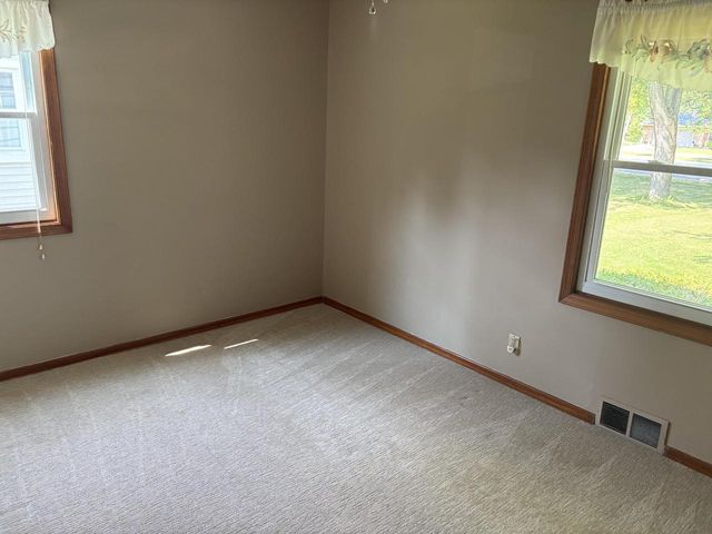 8862 S Chicago ROAD, Oak Creek, WI 53154