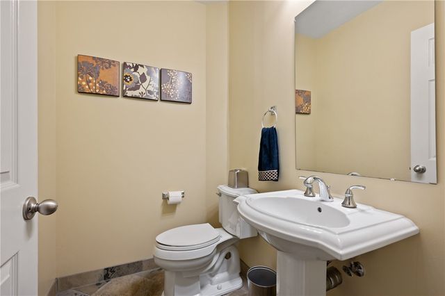 1610 Heritage Dr, Franklin Park, PA 15237
