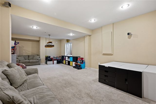 1610 Heritage Dr, Franklin Park, PA 15237