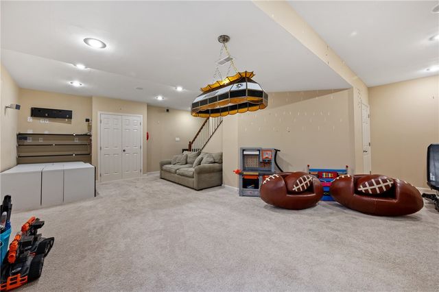 1610 Heritage Dr, Franklin Park, PA 15237