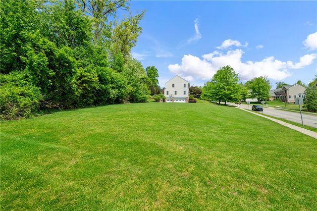 1610 Heritage Dr, Franklin Park, PA 15237