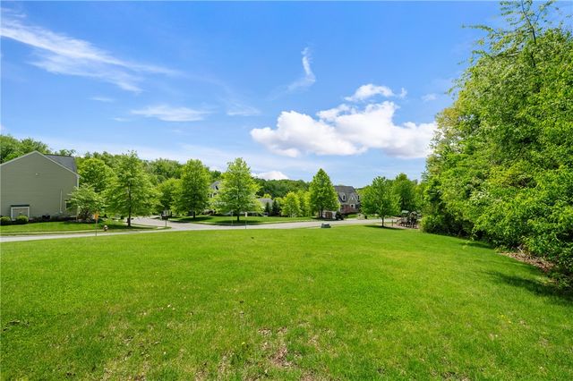 1610 Heritage Dr, Franklin Park, PA 15237