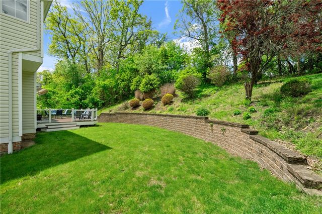 1610 Heritage Dr, Franklin Park, PA 15237