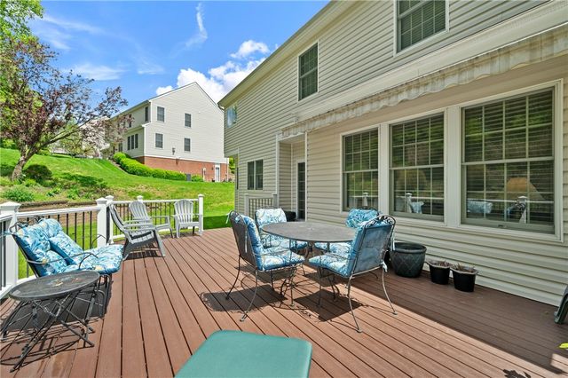 1610 Heritage Dr, Franklin Park, PA 15237