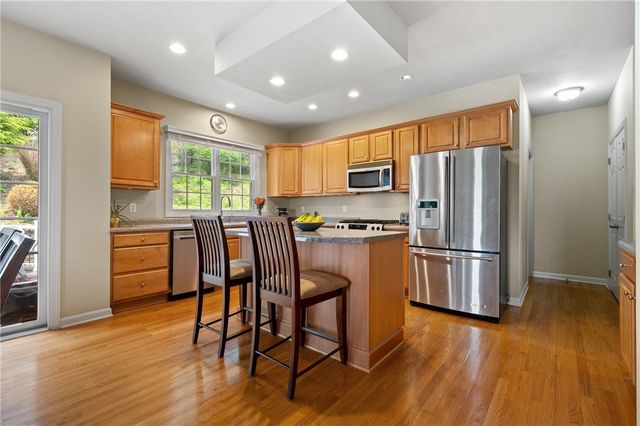 1610 Heritage Dr, Franklin Park, PA 15237
