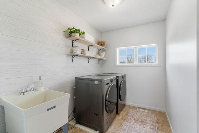 668 Newberry Lane, Chaska, MN 55318