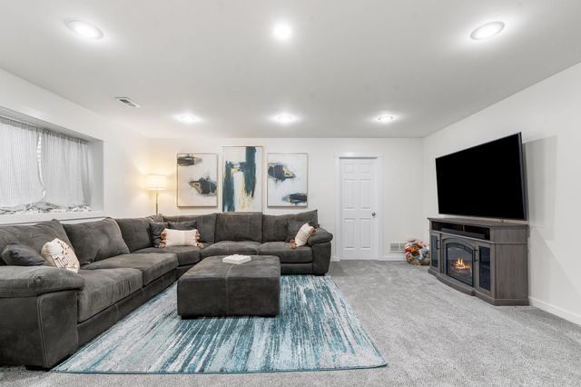 668 Newberry Lane, Chaska, MN 55318