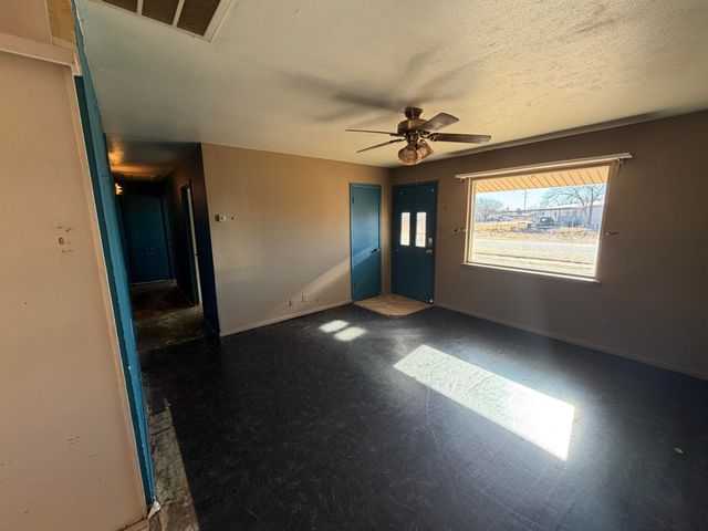 1010 W Hockley Street, Slaton, TX 79364