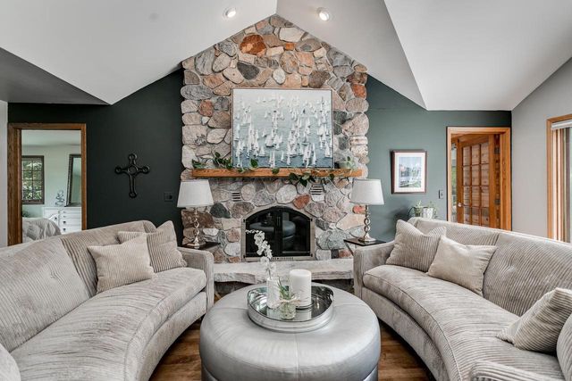3040 WINDFIELD DRIVE, Neenah, WI 54956