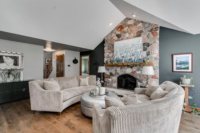 3040 WINDFIELD DRIVE, Neenah, WI 54956