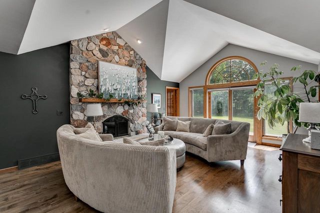 3040 WINDFIELD DRIVE, Neenah, WI 54956