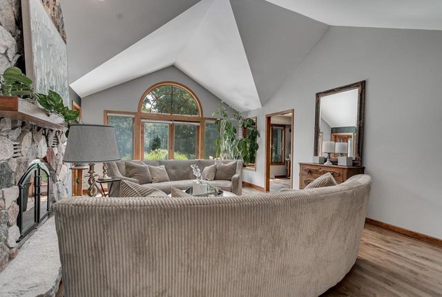 3040 WINDFIELD DRIVE, Neenah, WI 54956