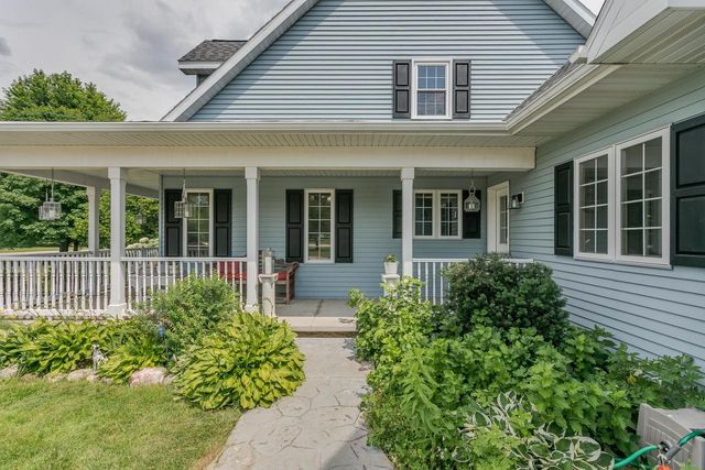 3040 WINDFIELD DRIVE, Neenah, WI 54956